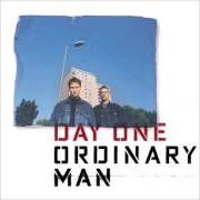 Der musikalische text I'M DOING FINE von DAY ONE ist auch in dem Album vorhanden Ordinary man (2000)