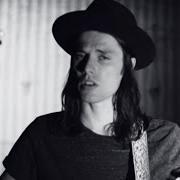 Der musikalische text GET OUT WHILE YOU CAN von JAMES BAY ist auch in dem Album vorhanden Chaos and the calm (2015)