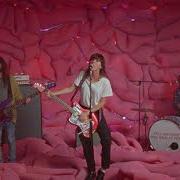 Der musikalische text EVERYBODY HERE HATES YOU von COURTNEY BARNETT ist auch in dem Album vorhanden Everybody here hates you (2020)