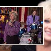 Der musikalische text I'M NOT BLUE von CONNIE SMITH ist auch in dem Album vorhanden Long line of heartaches (2011)