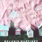 Der musikalische text DEAD TO ME von MELANIE MARTINEZ ist auch in dem Album vorhanden Dollhouse (2014)