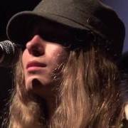 Der musikalische text SOMETIMES I WONDER von SAWYER FREDERICKS ist auch in dem Album vorhanden Out my window (2013)