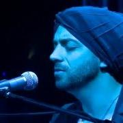 Der musikalische text BA'YESHIMON (IN THE WILDERNESS) von IDAN RAICHEL ist auch in dem Album vorhanden At the edge of the beginning (2016)