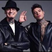 Der musikalische text PIENO DI STRONZI von J AX & FEDEZ ist auch in dem Album vorhanden Comunisti col rolex (2017)