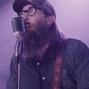 Der musikalische text AIN'T NO GRAVE von CROWDER ist auch in dem Album vorhanden Neon steeple (2014)