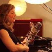 Der musikalische text THIS EARTH von DAR WILLIAMS ist auch in dem Album vorhanden In the time of gods (2012)