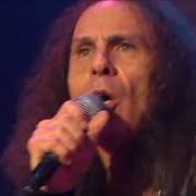 Der musikalische text STAND UP AND SHOUT von RONNIE JAMES DIO ist auch in dem Album vorhanden Holy diver live (2006)