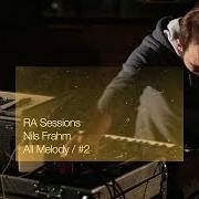 Der musikalische text THE WHOLE UNIVERSE WANTS TO BE TOUCHED von NILS FRAHM ist auch in dem Album vorhanden All melody (2018)