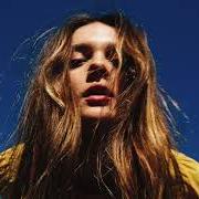 Der musikalische text I BET von CHARLOTTE LAWRENCE ist auch in dem Album vorhanden Young (2018)