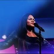 Der musikalische text SOLID ROCK von TASHA COBBS LEONARD ist auch in dem Album vorhanden One place live (2015)