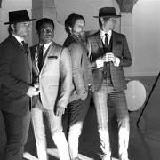 Der musikalische text ANGEL CITY, CALIFORNIA von VINTAGE TROUBLE ist auch in dem Album vorhanden 1 hopeful rd. (2015)