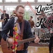 Der musikalische text ST. JOE KEEPS US SAFE von AARON WEST AND THE ROARING TWENTIES ist auch in dem Album vorhanden We don't have each other (2014)