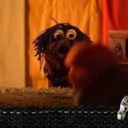 Der musikalische text ME WANT MARÒ BACK von PINGUINI TATTICI NUCLEARI ist auch in dem Album vorhanden Diamo un calcio all'aldilà (2015)