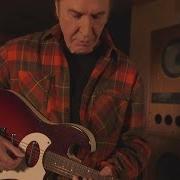 Der musikalische text A LONG DRIVE HOME TO TARZANA von RAY DAVIES ist auch in dem Album vorhanden Americana (2017)