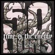 Der musikalische text BENEATH YOUR FEET von 50 LIONS ist auch in dem Album vorhanden Time is the enemy (2007)