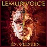 Der musikalische text UNIVERSAL ROOTS von LEMUR VOICE ist auch in dem Album vorhanden Divided (1999)