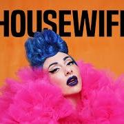 Der musikalische text HOUSEWIFE von QVEEN HERBY ist auch in dem Album vorhanden Housewife (2023)