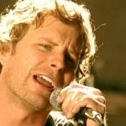 Der musikalische text HERE SHE COMES, HERE WE GO von DIERKS BENTLEY ist auch in dem Album vorhanden Feel that fire (2009)