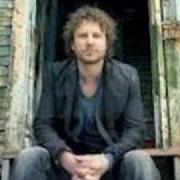 Der musikalische text GOOD THINGS HAPPEN von DIERKS BENTLEY ist auch in dem Album vorhanden Modern day drifter (2005)