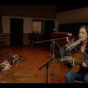 Der musikalische text THE OLD WOMAN IN ME von LORI MCKENNA ist auch in dem Album vorhanden 1988 (2023)