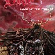 Der musikalische text BETWEEN TWO HEARTS von DIO ist auch in dem Album vorhanden Lock up the wolves (1990)