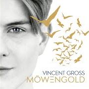 Der musikalische text WER SCHLÄFT SCHON GERN ALLEIN von VINCENT GROSS ist auch in dem Album vorhanden Möwengold (2018)