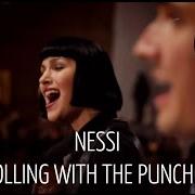 Der musikalische text WIDE EYED von NESSI ist auch in dem Album vorhanden Rolling with the punches (2015)