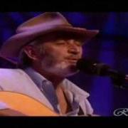 Der musikalische text WALKIN' A BROKEN HEART von DON WILLIAMS ist auch in dem Album vorhanden Cafe carolina (1984)