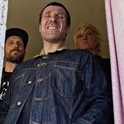 Der musikalische text TOP ROOM von SLEAFORD MODS ist auch in dem Album vorhanden Spare ribs (2021)