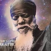 Der musikalische text WORLD WEEPS (LIVE) von DR. LONNIE SMITH ist auch in dem Album vorhanden Breath (2021)