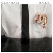 Der musikalische text BLACKOUT von AUDREY HORNE ist auch in dem Album vorhanden Blackout (2018)