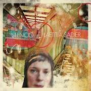 Der musikalische text INVITATION AU SILENCE von LAETITIA SADIER ist auch in dem Album vorhanden Silencio (2012)