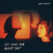 Der musikalische text MACHINIST von JAPANESE BREAKFAST ist auch in dem Album vorhanden Soft sounds from another planet (2017)