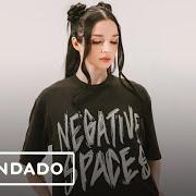 Der musikalische text THE COST OF GIVING UP von POPPY ist auch in dem Album vorhanden Negative spaces (2024)