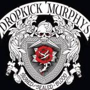 Der musikalische text DON'T TEAR US APART von DROPKICK MURPHYS ist auch in dem Album vorhanden Signed and sealed in blood (2013)