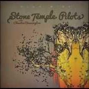 Der musikalische text CRY CRY von STONE TEMPLE PILOTS WITH CHESTER BENNINGTON ist auch in dem Album vorhanden High rise (2013)