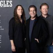 Der musikalische text DOOLIN' DALTON / DESPERADO (REPRISE) von EAGLES ist auch in dem Album vorhanden Eagles live (1980)