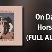 Der musikalische text DARKHORSE von EMMA RUTH RUNDLE ist auch in dem Album vorhanden On dark horses (2018)