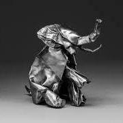 Der musikalische text NEVER CREATED, NEVER DESTROYED von JLIN ist auch in dem Album vorhanden Black origami (2017)