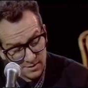 Der musikalische text BABY PLAYS AROUND von ELVIS COSTELLO ist auch in dem Album vorhanden Spike (1989)