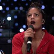 Der musikalische text BEHIND THE CURTAIN von IBEYI ist auch in dem Album vorhanden Ibeyi (2014)