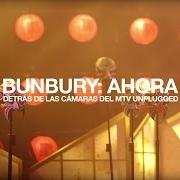 Der musikalische text MÁS ALTO QUE NOSOTROS SÓLO EL CIELO von ENRIQUE BUNBURY ist auch in dem Album vorhanden Mtv unplugged. el libro de las mutaciones (2015)