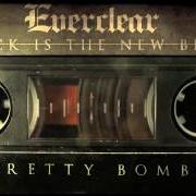 Der musikalische text PRETTY BOMB von EVERCLEAR ist auch in dem Album vorhanden Black is the new black (2015)