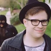 Der musikalische text ALONE TOGETHER von FALL OUT BOY ist auch in dem Album vorhanden Save rock and roll (2013)