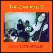 Der musikalische text GUY WHO GOT A HEADACHE AND ACCIDENTALLY SAVES THE WORLD von THE FLAMING LIPS ist auch in dem Album vorhanden Clouds taste metallic (1995)