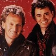 Der musikalische text THE CHRISTMAS SONG (CHESTNUTS ROASTING ON AN OPEN FIRE) von AIR SUPPLY ist auch in dem Album vorhanden The christmas album (1987)