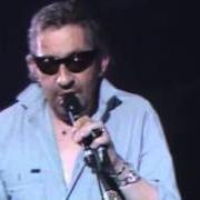 Der musikalische text AUX ARMES ET CAETERA von SERGE GAINSBOURG ist auch in dem Album vorhanden Serge gainsbourg zenith (1989)