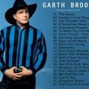 Der musikalische text WHAT SHE'S DOING NOW von GARTH BROOKS ist auch in dem Album vorhanden Ropin' the wind (1991)