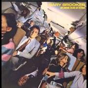 Der musikalische text GIVE ME SOMETHING TO REMEMBER YOU BY von GARY BROOKER ist auch in dem Album vorhanden No more fear of flying (1979)