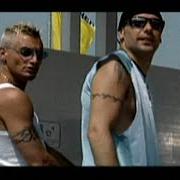 Der musikalische text COME PIACE A ME von GEMELLI DIVERSI ist auch in dem Album vorhanden Come piace a me (2001)